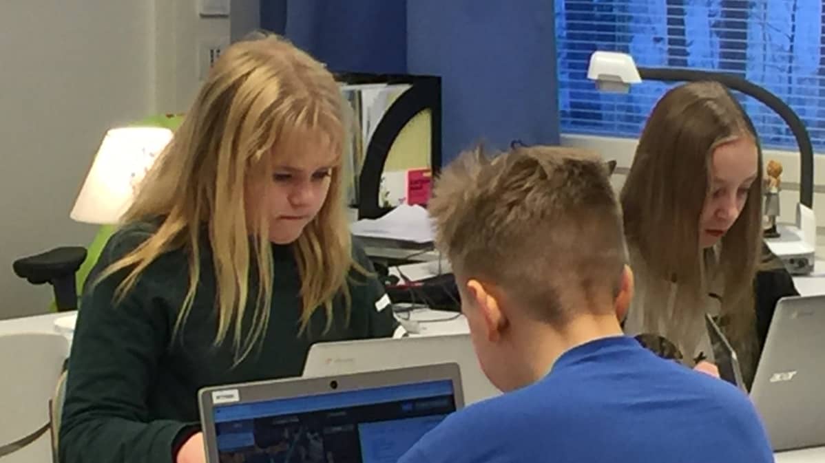 Mansikkamäen oppilaat luokassaan