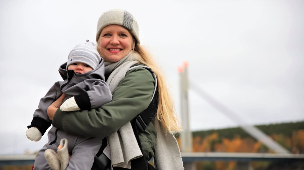 Johanna Tikkanen ja lapsi taustallaan Jätkänkynttilänsilta