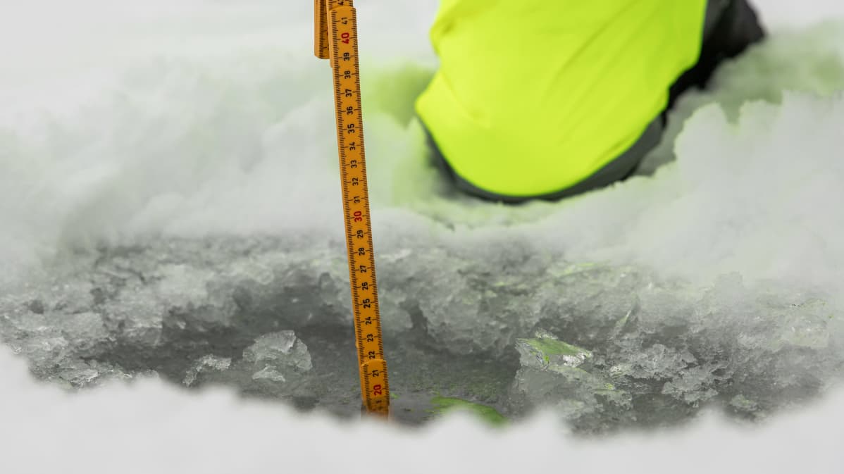 19.11.2019 Nellimvuonolla jäänpaksuus oli parikymmentä senttiä.