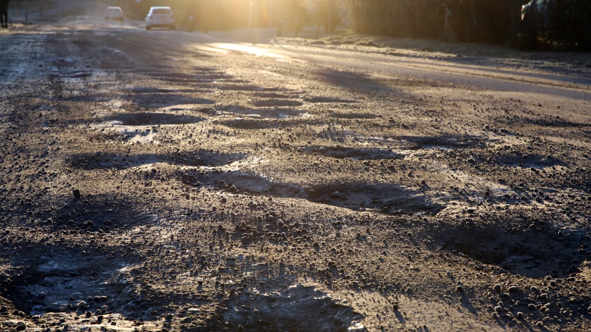 Kuoppainen Kosköntie Pohjanmaalla Mustasaaressa.