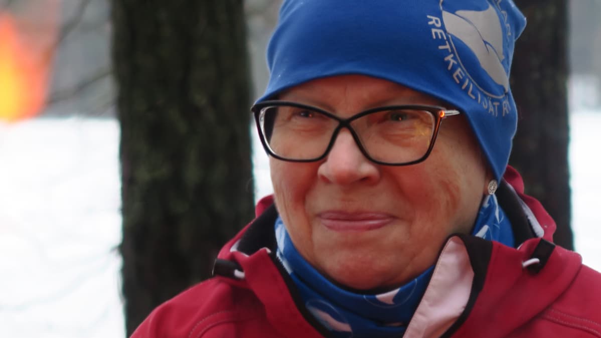Helena Heikkilä nuotiolla Ritajärven luonnonsuojelualue