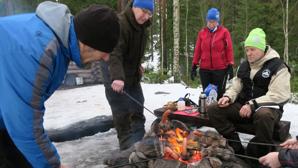 Vammalan retkeilijät nuotiolla Ritajärven luonnonsuojelualueella