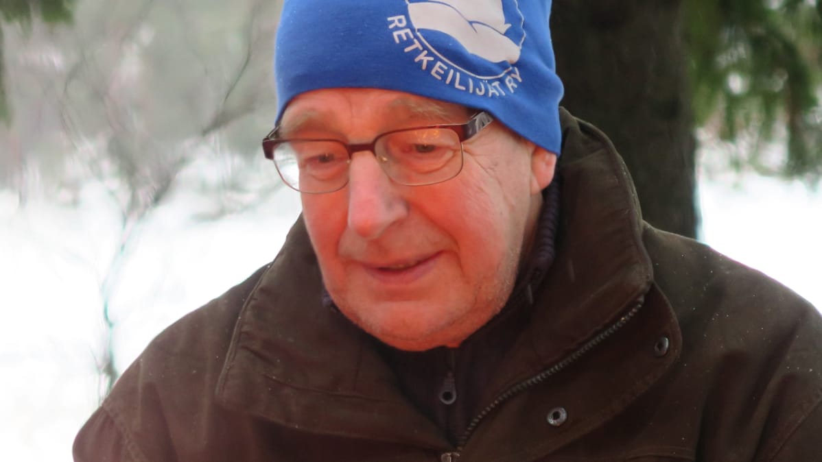 Klaus Heikkilä nuotiolla Ritajärven luonnonsuojelualueella