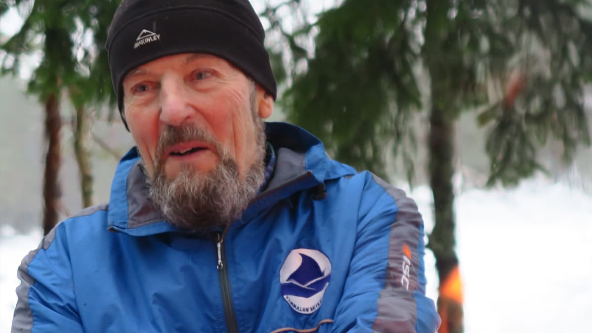 Kalevi Alkio nuotiolla Ritajärven luonnonsuojelualueella
