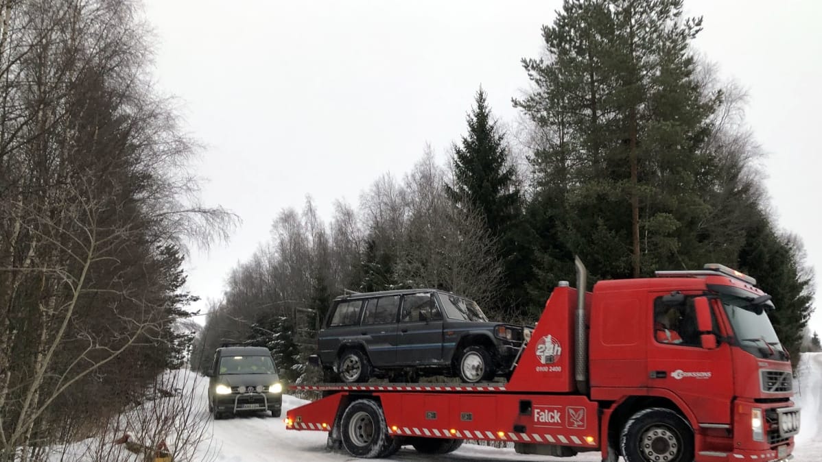Onnettomuusautoa kuljetetaan pois paikalta.