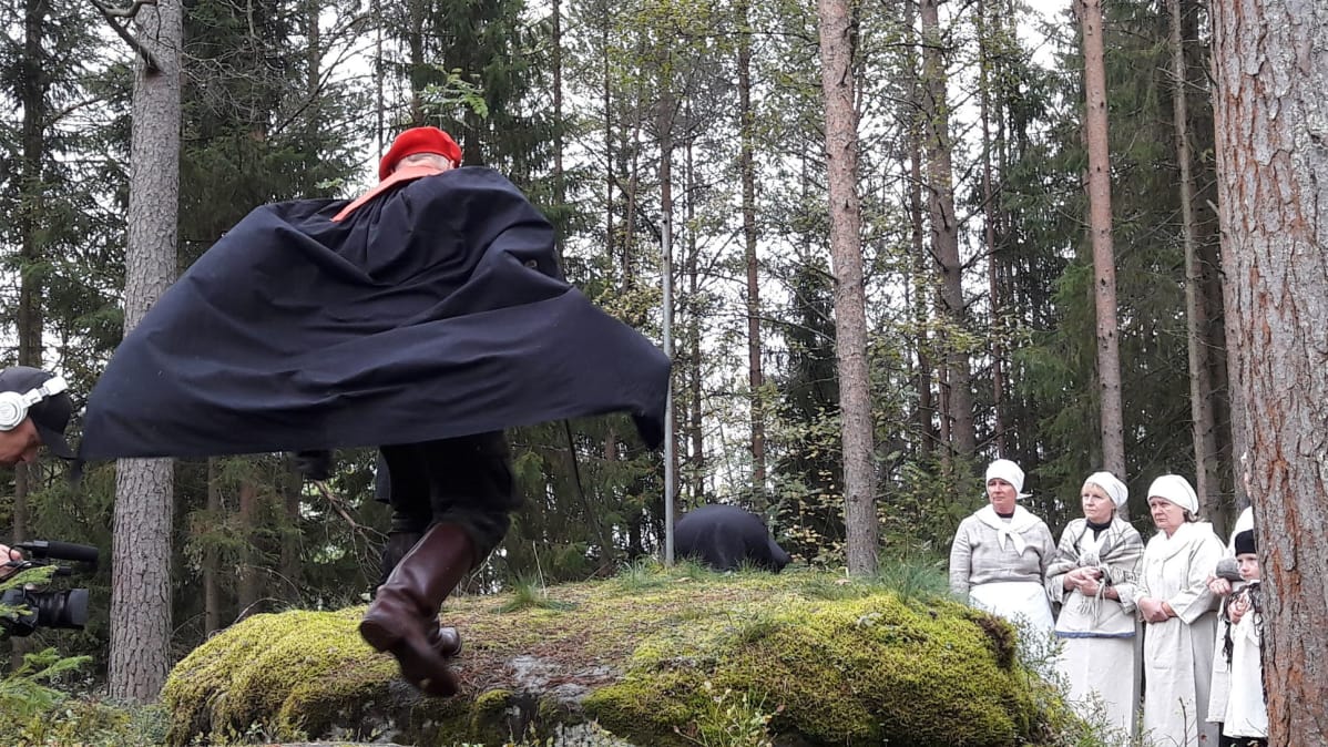 Pyöveli tuli paikalle vasta, kun kuolemaantuomittu oli valmiina ja silmät sidottuina. Kuva mestauksen dramatisoinnista Lohtajalla.