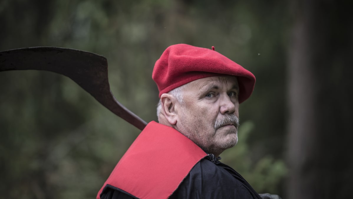 Pyövelin virka-asuun ei kuulunut musta huppu, vaikka pyöveli sellaisessa asussa usein esitetäänkin.