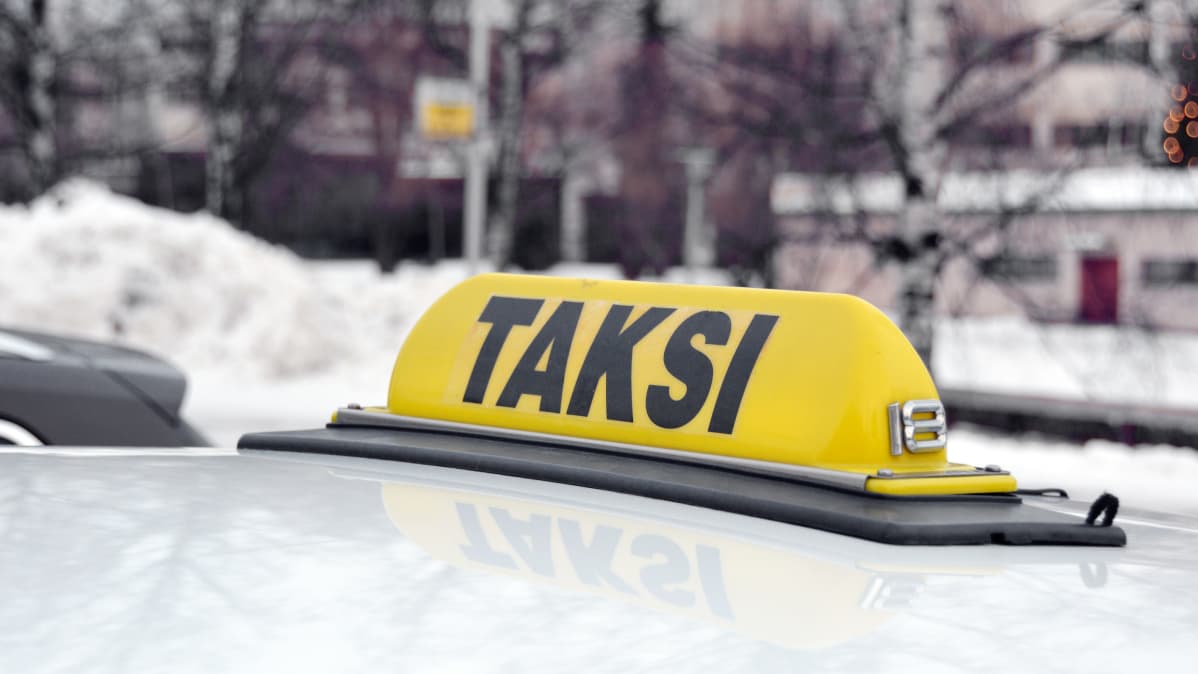 Valomainos taksin katolla.