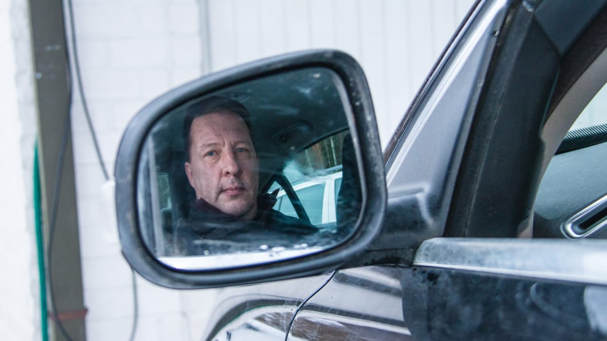 Taksiautoilija Ahti Kylmänen Siikalatvan Kestilässä.