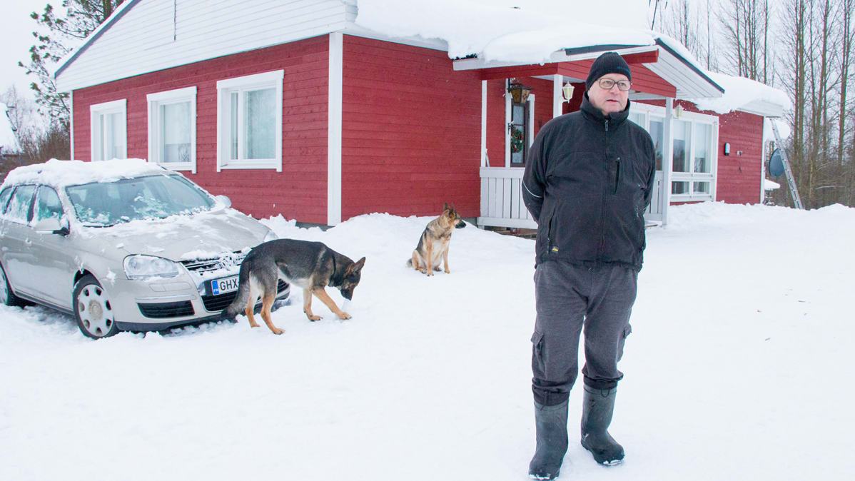 Eläkkeellä oleva Raimo Körkkö asuu Kestilän Järvikylällä Mulkuan järven rannassa.