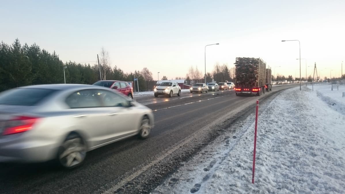 Ruuhkaa nelostiellä Iin kohdalla.