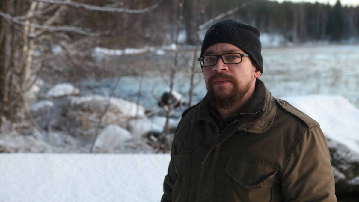 Raiko Ritvanen odottaa jäätä Päijänteelle, jotta pääsisi verkkokalastamaan kuhaa.
