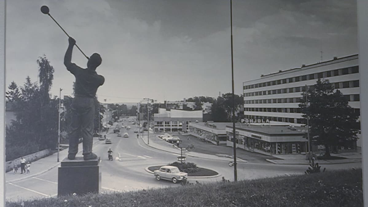 Lasinpuhaltajapatsas ja Keskuskatua 1960-luvulla.