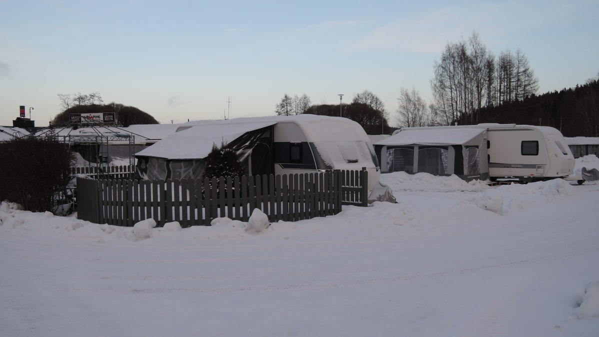 Karavaanarikylä heräilee aamuhämärässä.