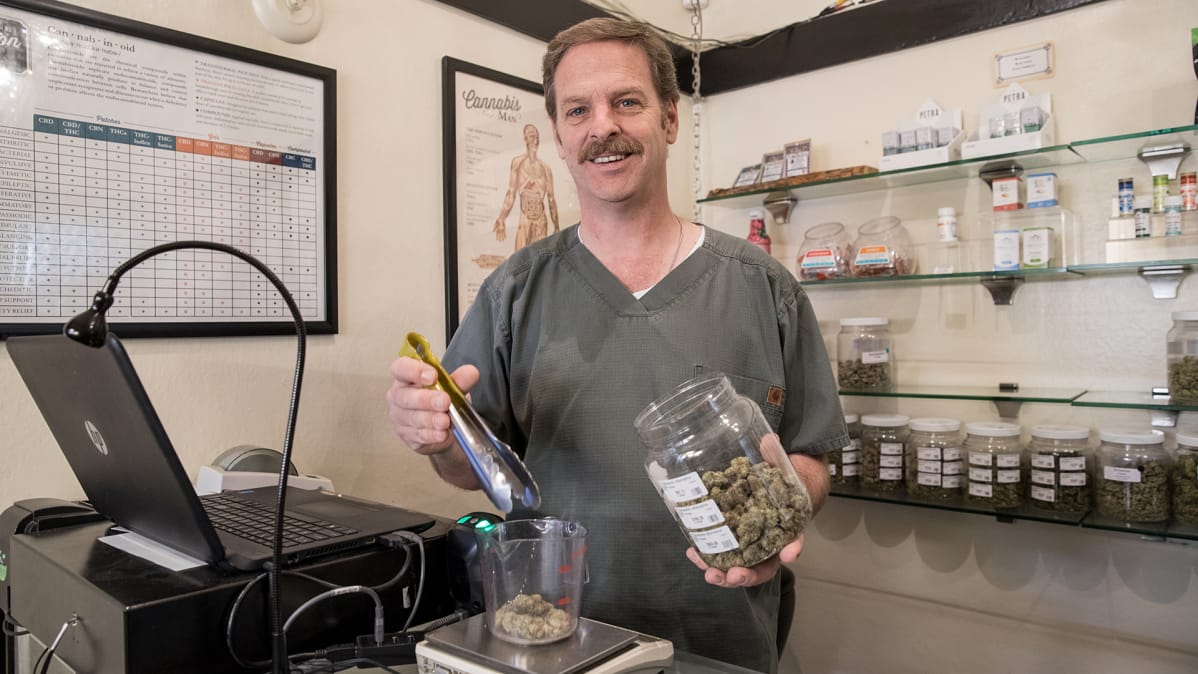 Richard Miller punnitsee kannabista vaa'alla