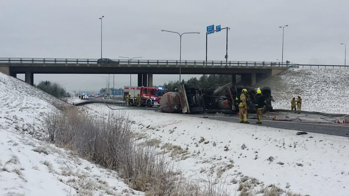 Rekkaonnettomuus Porissa kakkostiellä 12.1.2018.
