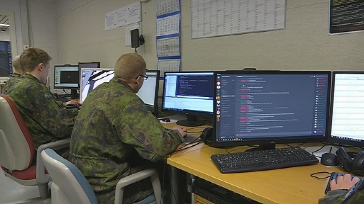 Varusmiehiä koodaamassa