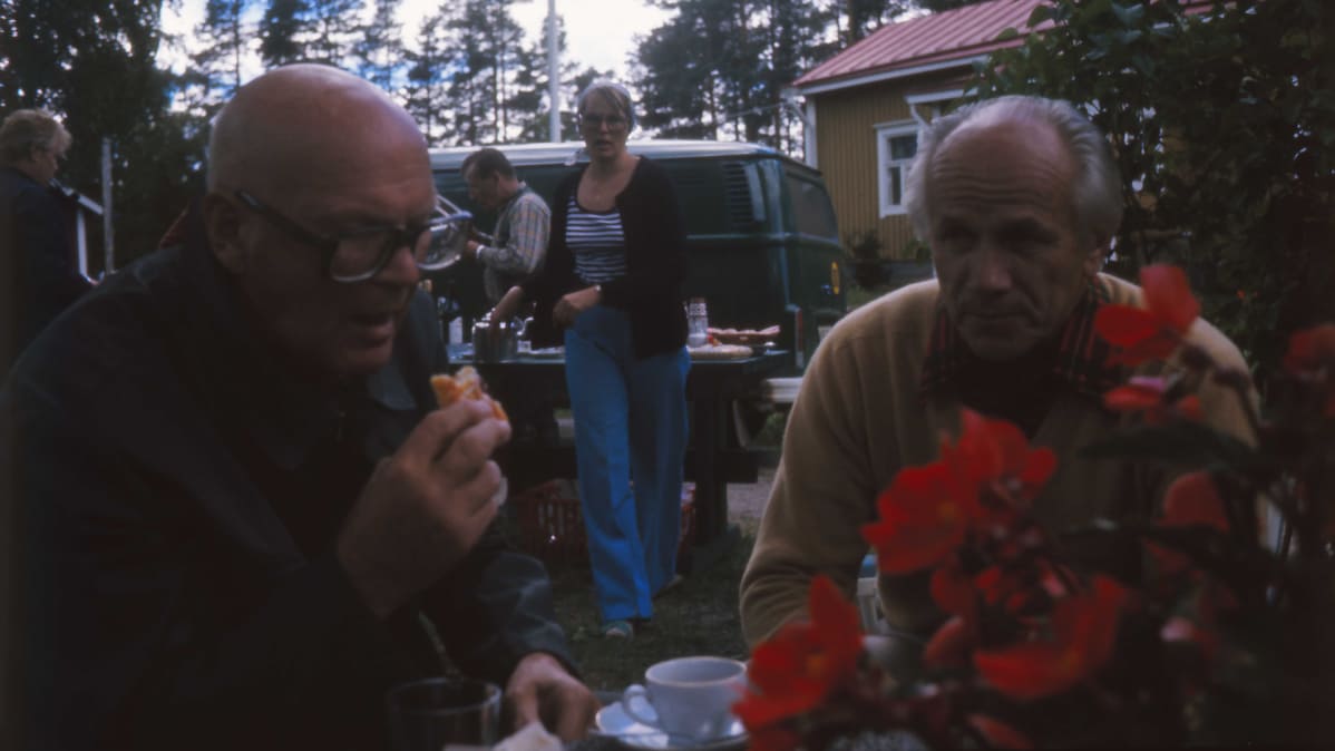 Kekkonen juo kahvia Olavi J. Mattilan kanssa