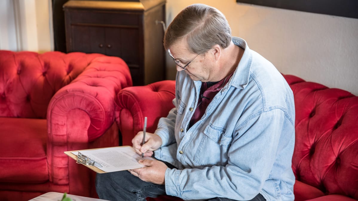 Ennen kannabiksen ostamista Bill Gibson täyttää lomakkeita, joissa kysytään muun muassa yhteystietoja hätätilanteessa.