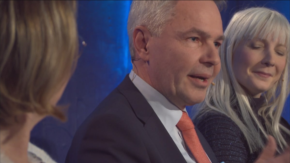 Presidenttiehdokkaat Tuula Haatainen, Pekka haavisto ja Laura Huhtasaari vaalitentissä Tampereella.