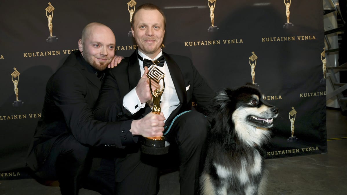 Yleisöäänestyksen voittanut Erätulet ohjelman Äijä koira yhdessä Teemu Hostikan ja Aki Huhtasen kanssa