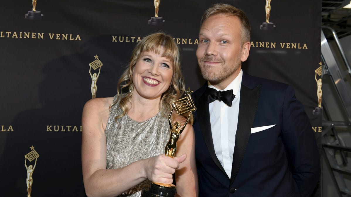 Musiikkiviihdeohjelma SuomiLOVE:n Sanna Padua ja Osmo Ikonen.