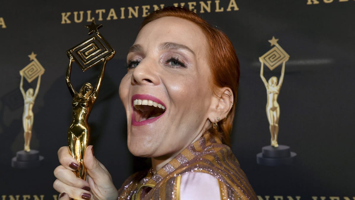 Maria Veitola iloitsee Yökylä ohjelmastaan saamasta Keskusteluohjelma-Venlasta