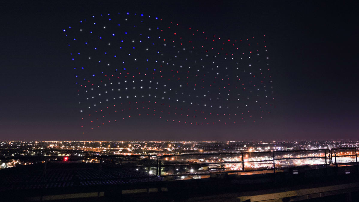 Amerikan lippu muodostuu drone -koptereiden valolampuista taivaalle.
