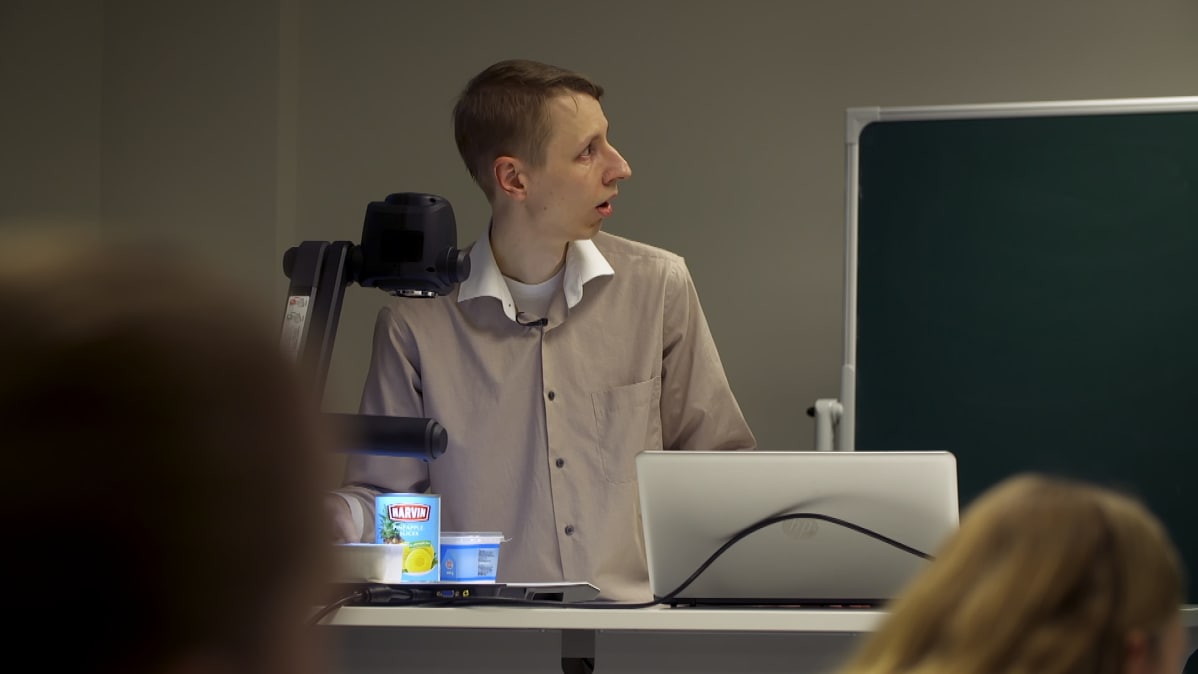 Teemu Arppe opettaa kemiaa.
