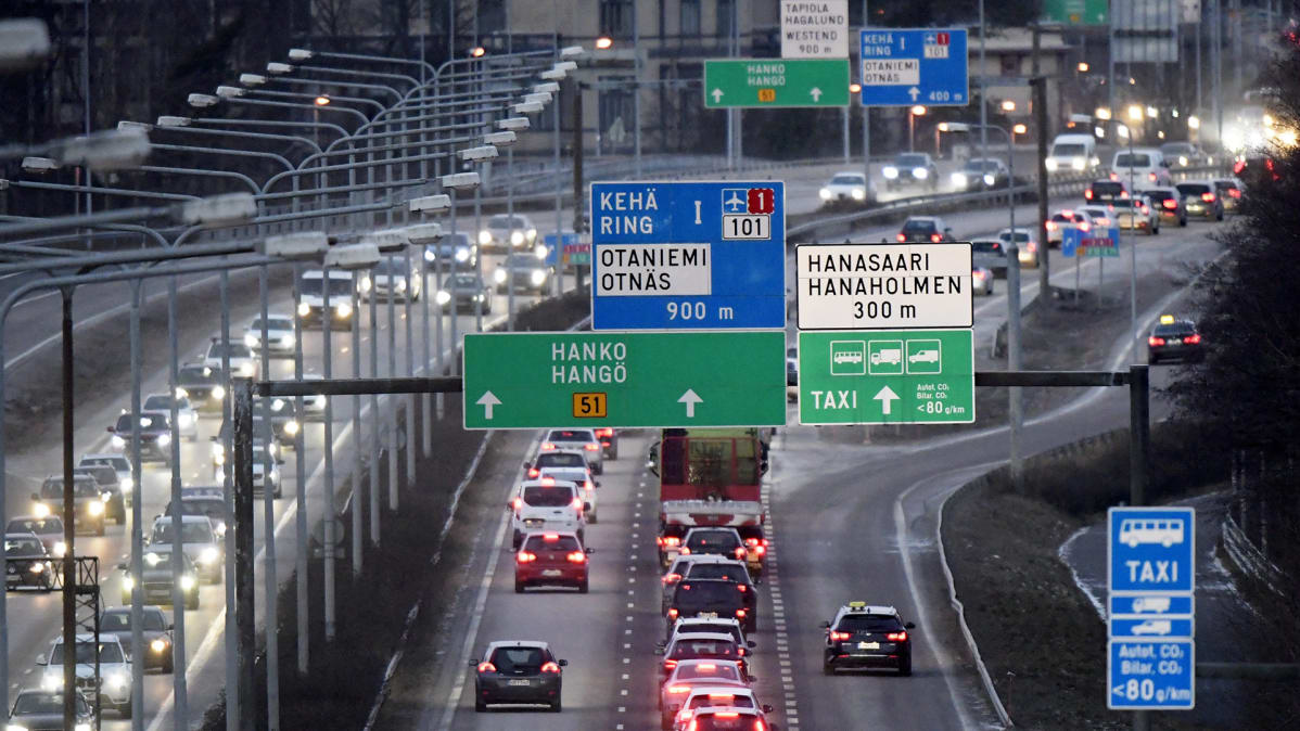 Liikennettä Länsiväylällä Helsingissä 8. tammikuuta 2018.
