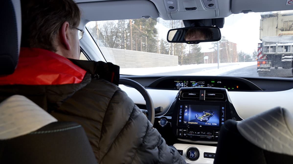 Sähköauto liikenteessä kaupungilla.