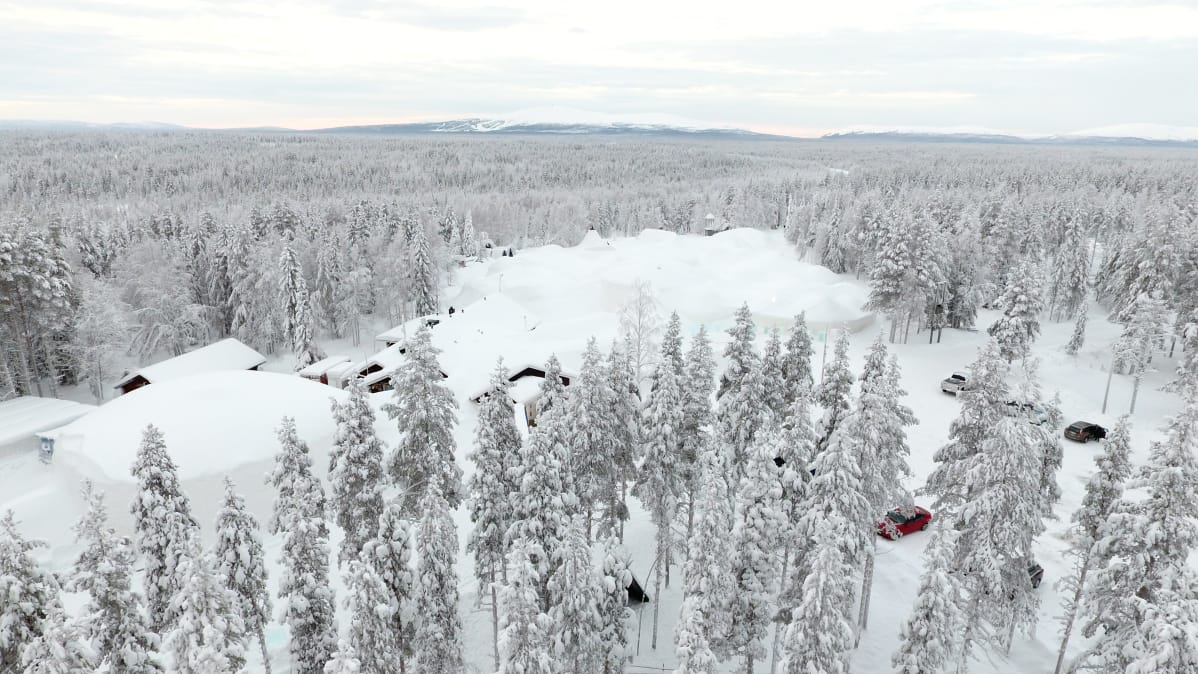 Lainion lumikylä, taustalla kohoaa Ylläs.