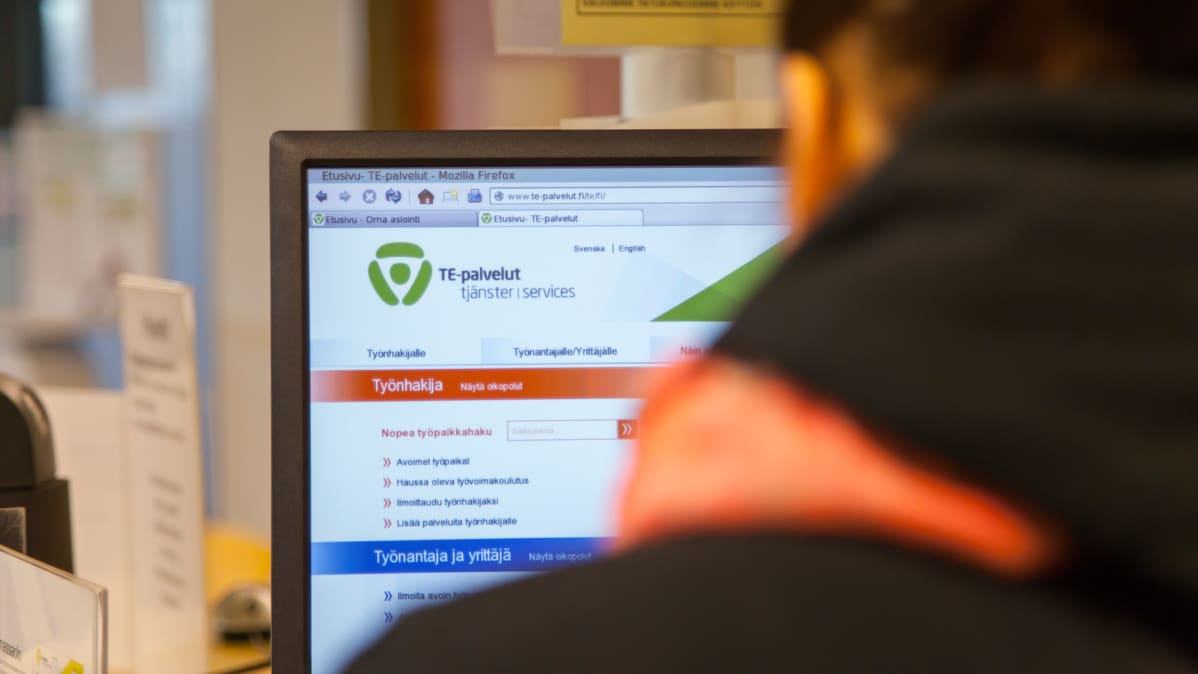 Työnhakija selaa te palveluita verkossa.