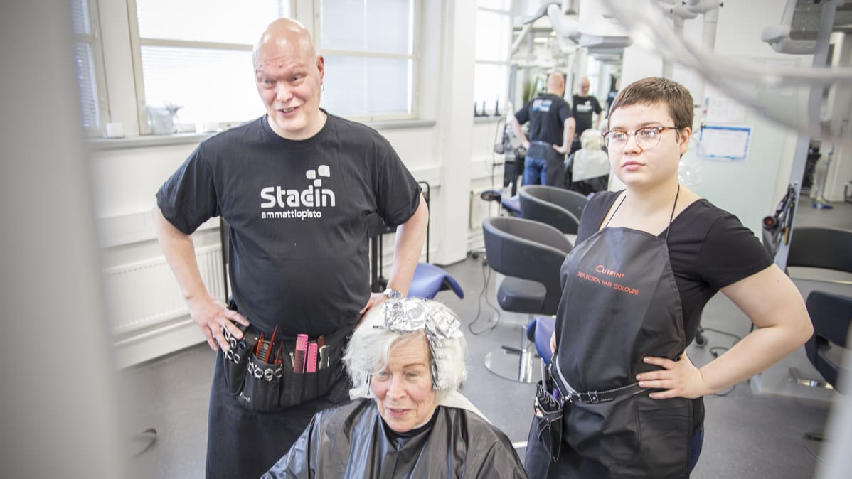 Antonia Korhonen ja Taneli Ylinen arvioivat oppilastyötä.
