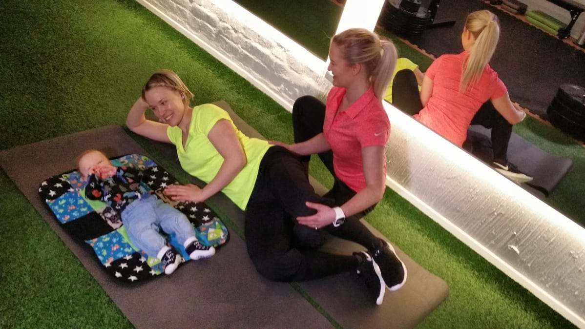 Fysioterapeutti Annakaisa Hinkkanen ohjaa Tiia Toikkaa lantionpohjan lihasten harjoittelussa.