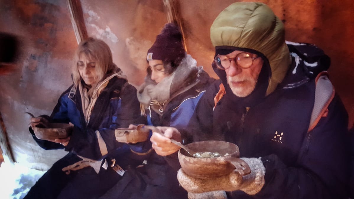 Franco Berrino syö siikakeittoa Oivankijärven rannalla.