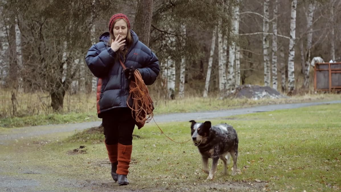 Tarja Lahtinen ja Simo-koira.