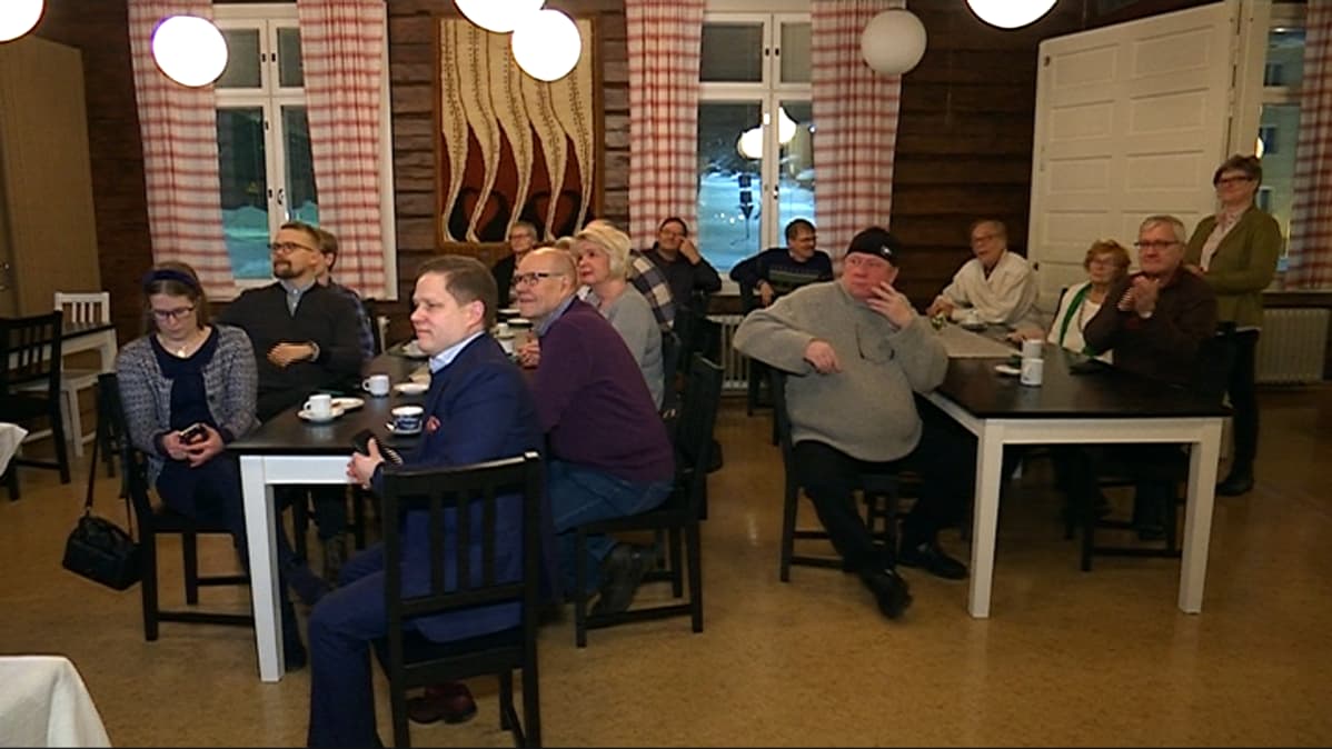 Keskustalaiset seuraavat hillitysti presidentinvaalien ääntenlaskennan edistymistä Rovaniemellä.