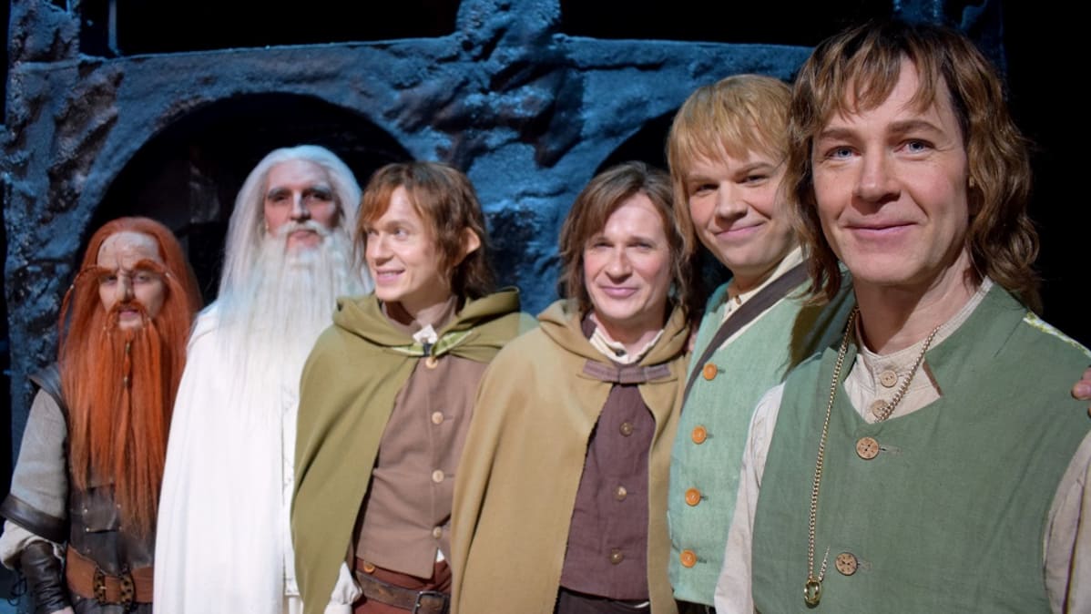 Stefan Karlssonin (oik.) esittämä Frodo Reppuli saa Sormuksen saattueen matkaa turvaamaan.