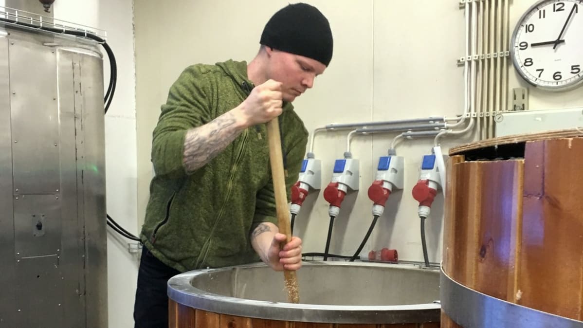Tuomas Mäkiniemi tekee olutta.