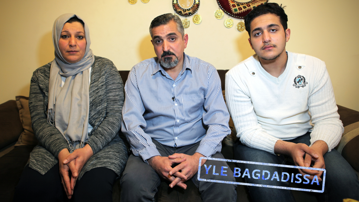 Al-Khafajit käännytettiin Suomesta Irakiin marraskuussa. Perheen äiti Senaa, isä Adnan ja vanhin poika Ali. Nuorempi poika Abdullah oli kuvauspäivänä sairas, eikä halunnut nähdä toimittajia.