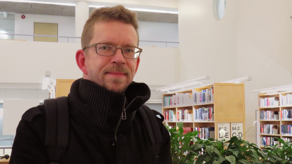Silmälasipäisen miehen kasvokuva.