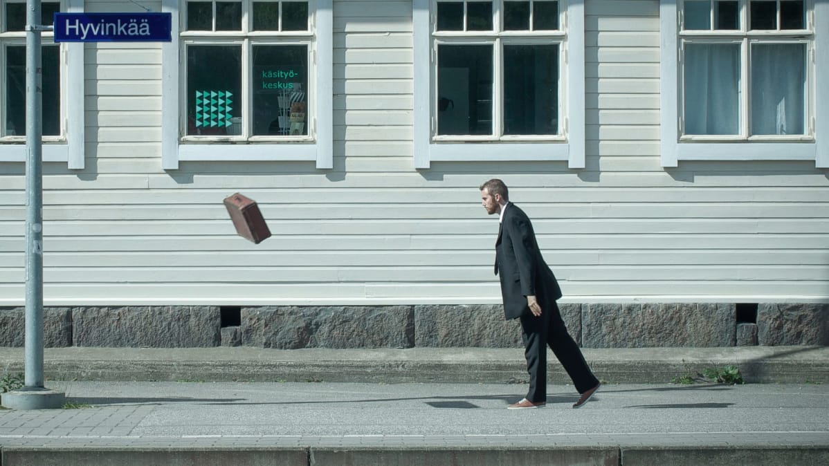 "Viiton - olen olemassa" -kirjan kuvituskuva: Matkalaukku tyhjänä.