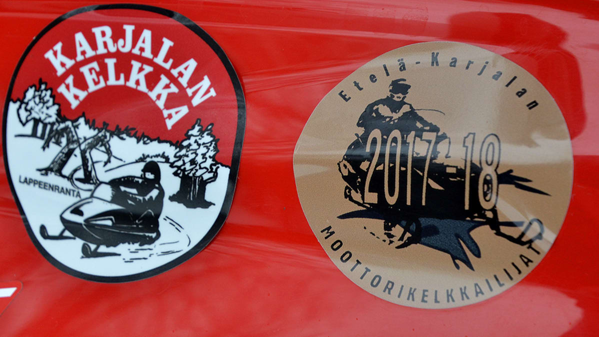 Tarroja moottorikelkan kyljessä.