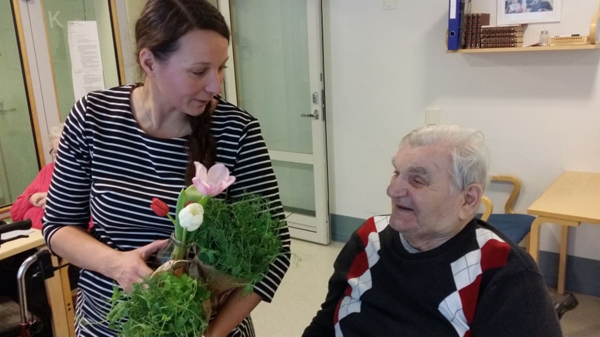 Niina Autti ja Keijo Pietilä Mäntyrinteen vanhainkodissa.