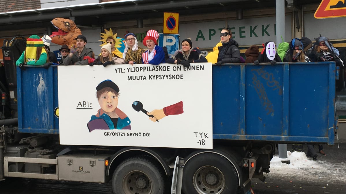 TYK:n penkkarilakana, jossa esiintyy Yle Tampereen somevideosta tuttu Turo