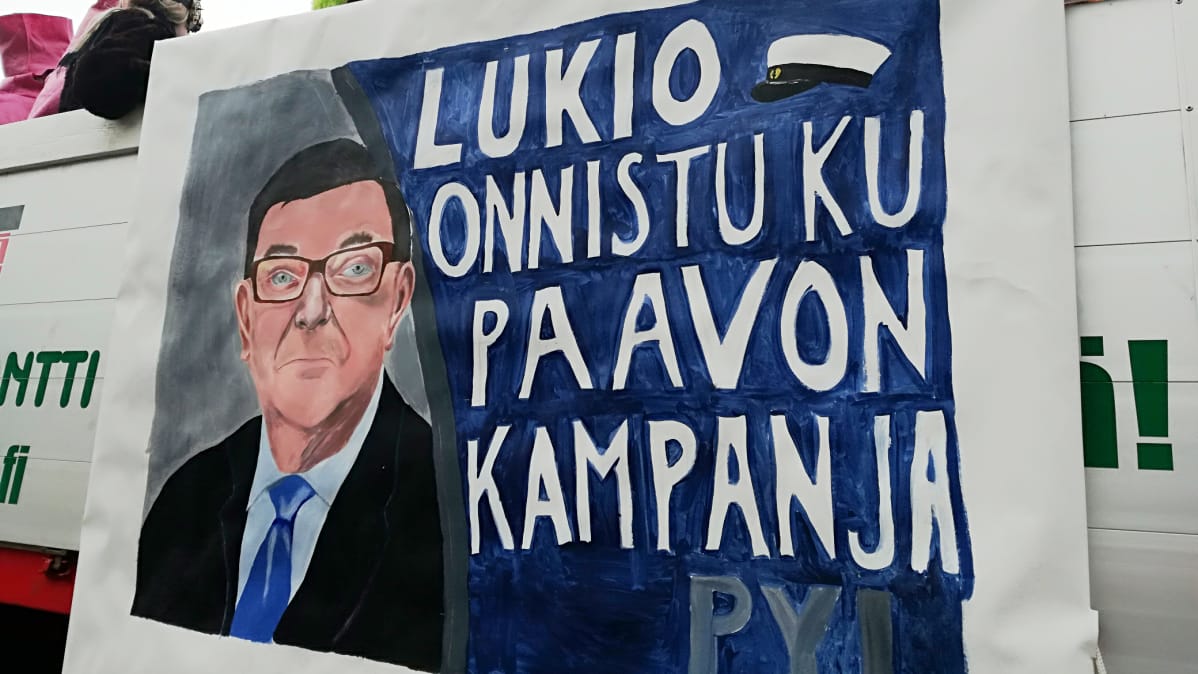 Penkkarilakana jossa Paavo Väyrynen
