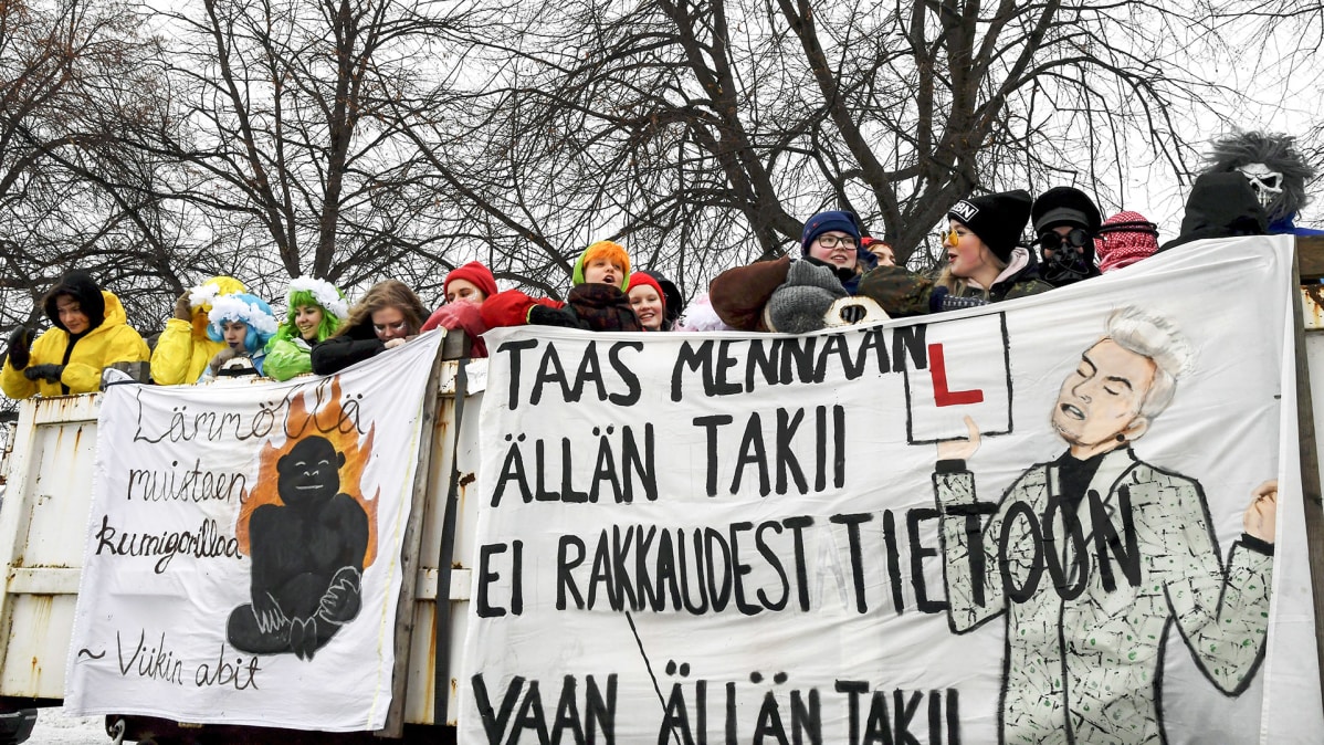 Abiturientteja kuorma-autojen lavalla.