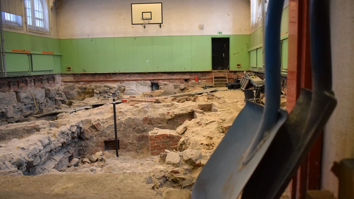 Katedralskolanin liikuntasalin lattian alta paljastuu 1300-luvun Turku.