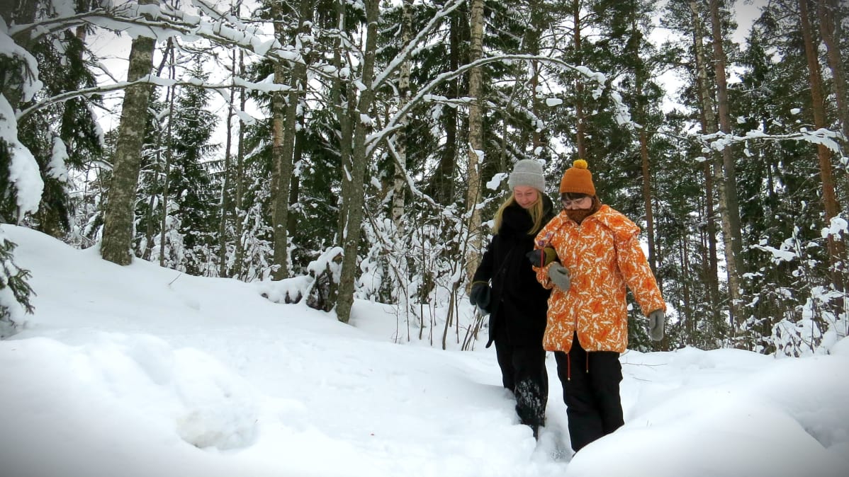 Sanna Lipponen taluttaa Hanna Pahlstenia metsäpolulla